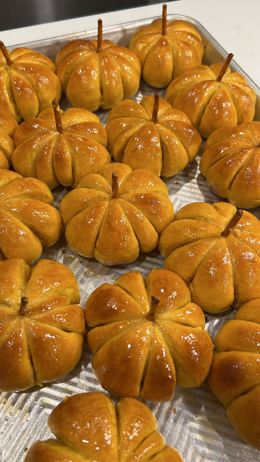 HONEY PARKER HOUSE PUMPKIN ROLLS  (PUMPKIN SHAPED)
